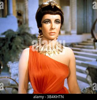 DATEIFOTO - ELIZABETH TAYLOR, 79, die Oscar-prämierte Filmgöttin und Pionierin der AIDS-Aktivistin, deren Ehen, Scheidungen und todbringende Exploits ihren Filmen für das Drama trotzten, konkurrierten am 23. März 2011 an kongestiver Herzinsuffizienz starb. VERÖFFENTLICHT: 1963 - Cleopatra. ABBILDUNG: ELIZABETH TAYLOR (Bild: © 20th Century Fox/Entertainment Pictures/ZUMAPRESS.com) Stockfoto