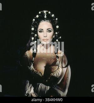 DATEIFOTO - ELIZABETH TAYLOR, 79, die Oscar-prämierte Filmgöttin und Pionierin der AIDS-Aktivistin, deren Ehen, Scheidungen und todbringende Exploits ihren Filmen für das Drama trotzten, konkurrierten am 23. März 2011 an kongestiver Herzinsuffizienz starb. VERÖFFENTLICHT: 1963 - Cleopatra. ABBILDUNG: ELIZABETH TAYLOR (Bild: © 20th Century Fox/Entertainment Pictures/ZUMAPRESS.com) Stockfoto
