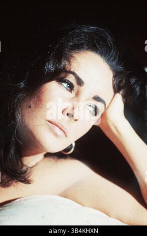 DATEIFOTO – ELIZABETH TAYLOR, 79, wurde am 27. Februar 1932 in England geboren. Liz, eine zweifache Oscar-Gewinnerin und Pionierin der AIDS-Aktivistin, deren Off-Screen-Ehen (8), Scheidungen und todbringende Exploits konkurrierten, ihre dramatischen Filmrollen. Dame Elizabeth Rosemond Taylor, die britisch-amerikanische Ikone, starb am 23. März 2011 an Herzinsuffizienz, einem Steinwurf des Hollywood-Zeichens. IM BILD: Filmstill - TAYLOR, ELIZABETH (1974) Stockfoto