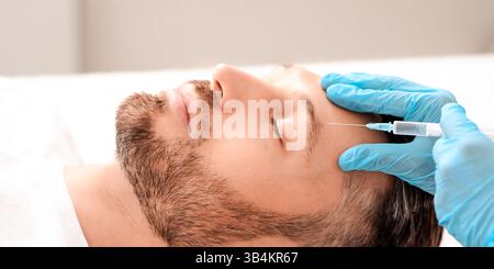 Kosmetikerin macht Gesicht Lifting Verfahren für Mann mittleren Alters Stockfoto