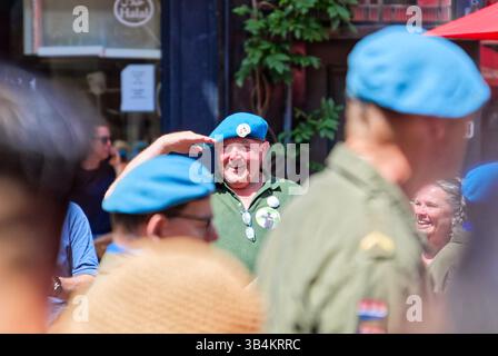 Den Haag, Niederlande - 29. Juni 2024: Niederländischer Veteranendag grüßt seine Freunde während der Militärparade Stockfoto