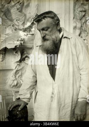 Auguste Rodin (* 12. November 1840 bis 17. November 1917) war ein französischer Bildhauer, der allgemein als Begründer der modernen Bildhauerei gilt. Auf diesem Foto aus dem Jahr 1905, das er bei der Arbeit in seinem Atelier gemacht hat, ist er 65 Jahre alt. Foto von Gertrude Käsebier Stockfoto