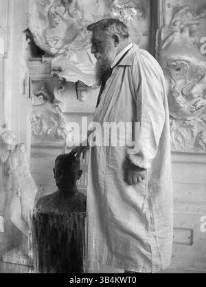 Auguste Rodin (* 12. November 1840 bis 17. November 1917) war ein französischer Bildhauer, der allgemein als Begründer der modernen Bildhauerei gilt. Auf diesem Foto aus dem Jahr 1905, das er bei der Arbeit in seinem Atelier gemacht hat, ist er 65 Jahre alt. Foto von Gertrude Käsebier Stockfoto