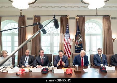 US-Außenminister Marco Rubio spricht während einer Kabinettssitzung im Kabinettssaal des Weißen Hauses in Washington, DC, USA, am Mittwoch, den 30. April, während US-Präsident Donald J. Trump zusieht. 2025. von links nach rechts: US-Bildungsministerin Linda E. McMahon; US-Gesundheitsminister Robert F. Kennedy Jr; US-Innenminister und Vorsitzender des Nationalen Energierates und des Weißen Hauses Energie Zar Doug Burgum; Sekretär Rubio; Präsident Trump; und US-Verteidigungsminister Pete Hegseth.Credit: Ken Cedeno/Pool via CNP/MediaPunch Stockfoto