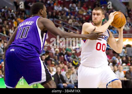 27. März 2011: 76 Spencer Hawes (00) im Einsatz gegen das Sacramento Kings Center Samuel Dalembert (10) während des NBA-Spiels zwischen den Sacramento Kings und den Philadelphia 76ers im Wells Fargo Center in Philadelphia, Pennsylvania. Die Kings schlugen die 76er, 114-111 in Überstunden. (Bild: © Chris Szagola/Cal Sport Media/ZUMAPRESS.com) Stockfoto