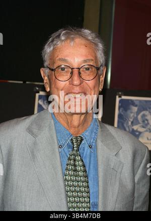 29. März 2011 – Los Angeles, CA, USA – DATEIFOTO – der US-Schauspieler FARLEY GRANGER, bekannt für seine Rollen in den Alfred Hitchcock-Thrillern Rope and Strangers on a Train, starb im Alter von 85 Jahren in New York. Er starb am Sonntag eines natürlichen Todes in seinem Haus in Manhattan, sagte das Büro des Gerichtsmediziners in New York City. 1925 in San Jose, Kalifornien, geboren, spielte der Schauspieler einen widerstrebenden Mörder in Rope und einen Tennisspieler, der in einen Mordanschlag bei Fremden auf einem Zug verwickelt war. Doch auf dem Höhepunkt seines Ruhmes verließ er Hollywood, um Schauspiel in New York zu studieren. ABBILDUNG: 4. April 2003 – Los Angeles, CA, USA – Farley GRA Stockfoto