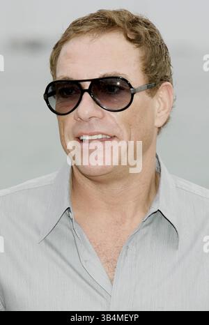 17. MAI 2008 - PALAIS DES FESTIVALS, CANNES, FRANKREICH - K58373. BELGISCHER SCHAUSPIELER JEAN CLAUDE VAN DAMME POSIERT FÜR KURT KREIGERS MIT SEINER FAMILIE (L-R), SOHN KRISTOPHER, MUTTER ELIANA VAN VARENBERG, EHEFRAU GLADYS PORTUGUES, TOCHTER BIANA UND VATER EUGENE VAN VARENBERG, 2008 CANNES FILMFESTIVAL, PALAIS DES FESTIVALS, CANNES FRANCE 05-17-2008. KURT KRIEGER- - 2008(Bild: © Globe Photos/ZUMAPRESS.com) Stockfoto