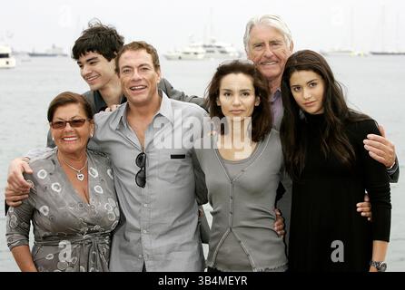 17. MAI 2008 - PALAIS DES FESTIVALS, CANNES, FRANKREICH - K58373. BELGISCHER SCHAUSPIELER JEAN CLAUDE VAN DAMME POSIERT FÜR KURT KREIGERS MIT SEINER FAMILIE (L-R), SOHN KRISTOPHER, MUTTER ELIANA VAN VARENBERG, EHEFRAU GLADYS PORTUGUES, TOCHTER BIANA UND VATER EUGENE VAN VARENBERG, 2008 CANNES FILMFESTIVAL, PALAIS DES FESTIVALS, CANNES FRANCE 05-17-2008. KURT KRIEGER- - 2008(Bild: © Globe Photos/ZUMAPRESS.com) Stockfoto