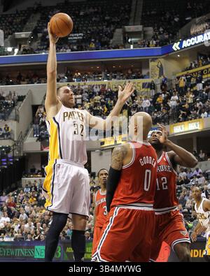 1. April 2011: Indiana Pacers Power Forward Josh McRoberts (32) stürzt in einem NBA-Basketballspiel zwischen den Milwaukee Bucks und Indiana Pacers im Conseco Fieldhouse in Indianapolis einen Springer über Milwaukee Bucks Power Forward Drew Gooden (0). Die Pacers besiegten die Bucks 89–88. (Bild: © Pat Lovell/Cal Sport Media/ZUMAPRESS.com) Stockfoto