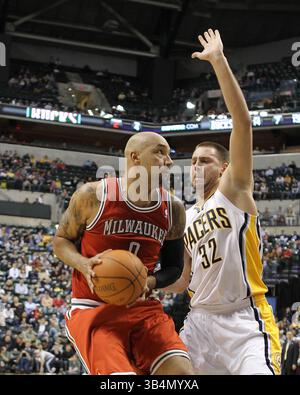 1. April 2011: Milwaukee Bucks Power Forward Drew Gooden (0) arbeitet mit Indiana Pacers Power Forward Josh McRoberts (32), der während eines NBA-Basketballspiels zwischen den Milwaukee Bucks und Indiana Pacers im Conseco Fieldhouse in Indianapolis verteidigt. (Credit Image: © Pat Lovell/Cal Sport Media/ZUMAPRESS.com) Stockfoto