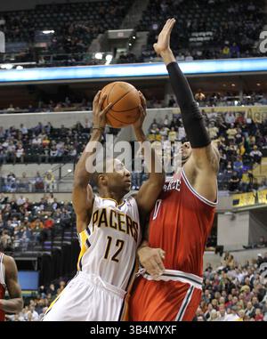1. April 2011: Der Indiana Pacers-Guard A.J. Price (12) steigt bei einem NBA-Basketballspiel zwischen den Milwaukee Bucks und den Indiana Pacers im Conseco Fieldhouse in Indianapolis auf und überwindet Milwaukee Bucks den Stürmer Drew Gooden (0). Die Pacers besiegten die Bucks 89–88. (Bild: © Pat Lovell/Cal Sport Media/ZUMAPRESS.com) Stockfoto
