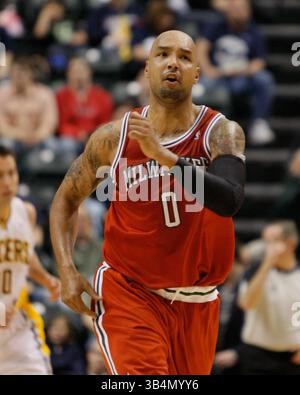 1. April 2011: Milwaukee Bucks Power Forward Drew Gooden (0) feiert, nachdem er während eines NBA-Basketballspiels zwischen den Milwaukee Bucks und Indiana Pacers im Conseco Fieldhouse in Indianapolis einen großen Korb geschlagen hat. Die Pacers besiegten die Bucks 89–88. (Bild: © Pat Lovell/Cal Sport Media/ZUMAPRESS.com) Stockfoto