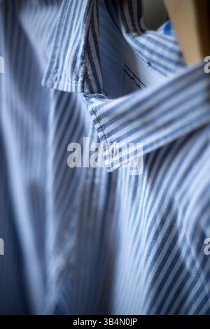 Frisch gebügelte, blau gestreiftes Hemd auf dem Kleiderbügel in norfolk, england Stockfoto