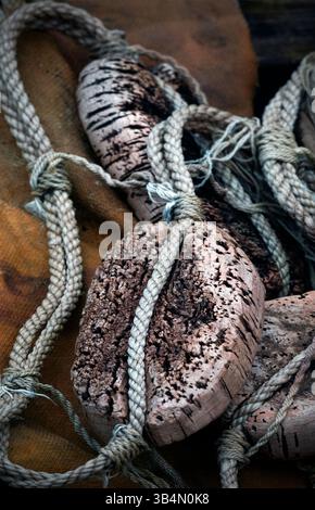 Alte Seile, Korkflotten und Angelausrüstung, in vernachlässigtem alten Bootsrumpf, aldeburgh, suffolk, england Stockfoto