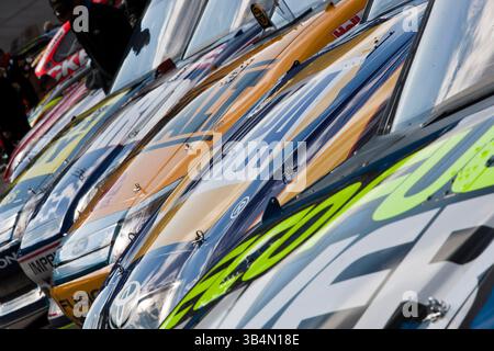 BRISTOL, TN - 19. März 2011: Die Teams des NASCAR Sprint Cup gehen auf die Rennstrecke für das Jeff Byrd 500 Training auf dem Bristol Motor Speedway in Bristol, TN.(Credit Image: © ASP/Cal Sport Media/ZUMAPRESS.com) Stockfoto