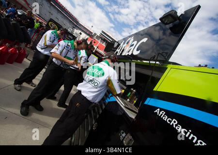 BRISTOL, TN - 19. März 2011: Carl Edwards' Team bereitet sich auf die Rennstrecke vor, um das Jeff Byrd 500 Training auf dem Bristol Motor Speedway in Bristol, TN, zu starten.(Credit Image: © ASP/Cal Sport Media/ZUMAPRESS.com) Stockfoto