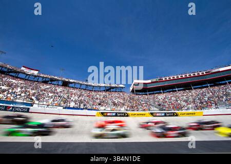 BRISTOL, TN - 19. März 2011: Die Teams der NASCAR Nationwide Series gehen auf die Rennstrecke für den Scotts EZ Seed 300 auf dem Bristol Motor Speedway in Bristol, TN.(Credit Image: © ASP/Cal Sport Media/ZUMAPRESS.com) Stockfoto