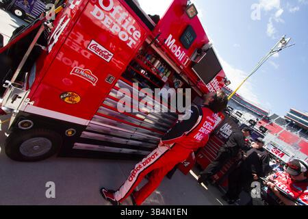 BRISTOL, TN - 19. März 2011: Die Teams des NASCAR Sprint Cup gehen auf die Rennstrecke für das Jeff Byrd 500 Training auf dem Bristol Motor Speedway in Bristol, TN.(Credit Image: © ASP/Cal Sport Media/ZUMAPRESS.com) Stockfoto