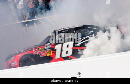 BRISTOL, TN - 19. März 2011: Kyle Busch gewinnt den Scotts EZ Seed 300 auf dem Bristol Motor Speedway (Bild: © ASP/Cal Sport Media/ZUMAPRESS.com) Stockfoto