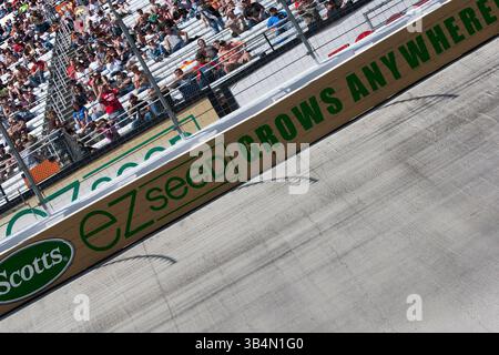 BRISTOL, TN - 19. März 2011: Die Teams der NASCAR Nationwide Series gehen auf die Rennstrecke für den Scotts EZ Seed 300 auf dem Bristol Motor Speedway in Bristol, TN.(Credit Image: © ASP/Cal Sport Media/ZUMAPRESS.com) Stockfoto