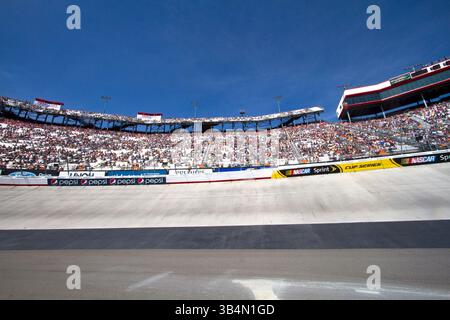BRISTOL, TN - 19. März 2011: Die Teams der NASCAR Nationwide Series gehen auf die Rennstrecke für den Scotts EZ Seed 300 auf dem Bristol Motor Speedway in Bristol, TN.(Credit Image: © ASP/Cal Sport Media/ZUMAPRESS.com) Stockfoto