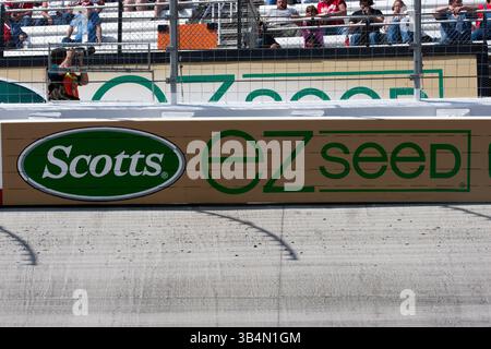 BRISTOL, TN - 19. März 2011: Die Teams der NASCAR Nationwide Series gehen auf die Rennstrecke für den Scotts EZ Seed 300 auf dem Bristol Motor Speedway in Bristol, TN.(Credit Image: © ASP/Cal Sport Media/ZUMAPRESS.com) Stockfoto
