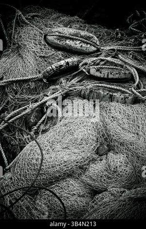 Alte verlassene Fischernetze, Seile und Korkschwaden im verfaulenden Rumpf des Fischerbootes, aldeburgh, suffolk, england Stockfoto