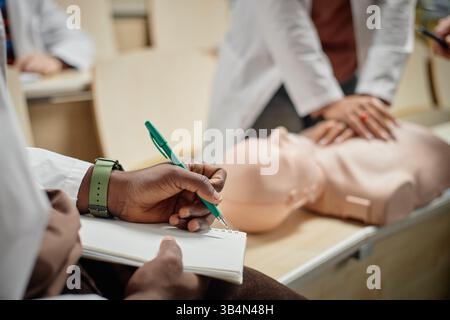 Hände drücken auf die HLW-Mannequin Stockfoto