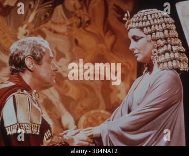 DATEIFOTO - ELIZABETH TAYLOR, 79, die Oscar-prämierte Filmgöttin und Pionierin der AIDS-Aktivistin, deren Ehen, Scheidungen und todbringende Exploits ihren Filmen für das Drama trotzten, konkurrierten am 23. März 2011 an kongestiver Herzinsuffizienz starb. VERÖFFENTLICHT am 12. Juni 1963; Los Angeles, CA, USA; der Schauspieler REX HARRISON als Julius Caesar und ELIZABETH TAYLOR spielt die Rolle der Cleopatra im Fox-Klassiker des 20. Jahrhunderts, Cleopatra. (Kreditbild: © Entertainment Pictures/ZUMAPRESS.com) Stockfoto