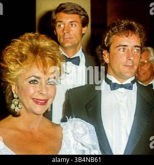 DATEIFOTO - ELIZABETH TAYLOR, 79, die Oscar-prämierte Filmgöttin und Pionierin der AIDS-Aktivistin, deren Ehen, Scheidungen und todbringende Exploits ihren Filmen für das Drama trotzten, konkurrierten am 23. März 2011 an kongestiver Herzinsuffizienz starb. IM BILD – NOVEMBER 1994 – ELIZABETH TAYLOR UND SOHN CHRISTOPHER WILDING. (Bild: © Globe Photos/ZUMAPRESS.com) Stockfoto