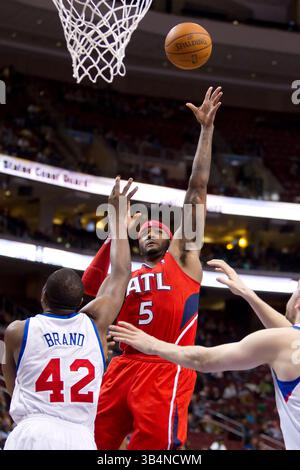 23. März 2011: Atlanta Hawks macht Stürmer Josh Smith (5) mit dem Schuss über Philadelphia 76ers Power Forward Elton Brand (42) während des NBA-Spiels zwischen den Atlanta Hawks und den Philadelphia 76ers im Wells Fargo Center in Philadelphia, Pennsylvania. The 76ers Beat the Hawks, 105-100(Bild: © Chris Szagola/Cal Sport Media/ZUMAPRESS.com) Stockfoto