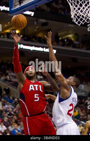 23. März 2011: Atlanta Hawks besiegen den Stürmer Josh Smith (5), während er 76 im NBA-Spiel zwischen den Atlanta Hawks und den Philadelphia 76ers im Wells Fargo Center in Philadelphia, Pennsylvania, von Thaddeus Young (21) bewacht wird. The 76ers Beat the Hawks, 105-100(Bild: © Chris Szagola/Cal Sport Media/ZUMAPRESS.com) Stockfoto