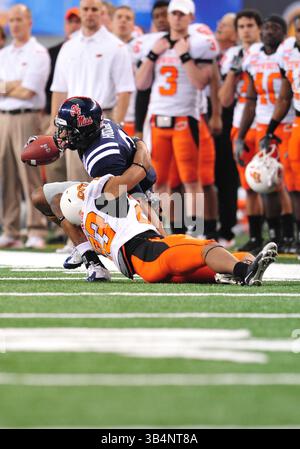 Januar 2009 .Mississippi Wide Receiver Shay Hodge #3 beim AT&T Cotton Bowl Classic 2010 zwischen den Ole Miss Rebels und den Oklahoma State Cowboys im Cowboy Stadium in Arlington, Texas. Ole Miss gewinnt 21-7.(Credit Image: â© Manny Flores/Cal Sport Media)(Credit Image: © Manny Flores/Cal Sport Media/ZUMApress.com) Stockfoto