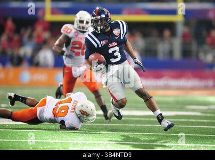 Januar 2009 .Mississippi Wide Receiver Shay Hodge #3 beim AT&T Cotton Bowl Classic 2010 zwischen den Ole Miss Rebels und den Oklahoma State Cowboys im Cowboy Stadium in Arlington, Texas. Ole Miss gewinnt 21-7.(Credit Image: â© Manny Flores/Cal Sport Media)(Credit Image: © Manny Flores/Cal Sport Media/ZUMApress.com) Stockfoto
