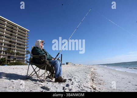 Jan. 2010 - Treasure Island, FL, USA - SCOTT KEELER | Times.SP 316738 KEEL WEATHER TREASURE ISLAND(01/04/2010) 4. Thurston Wilson, (CQ), 62, aus Olive Branch, Mississippi, die kalten Temperaturen am Montag haben er sich am Sunset Beach beim Surffischen nichts ausgemacht. "Es ist viel kälter zu Hause", sagte Wilson. Wilson, ein pensionierter Telekommunikationsarbeiter, mietet für den Monat Januar ein Haus auf Treasure Island und besucht mit Verwandten. „Es ist einfach toll, im sonnigen Florida zu entspannen und Spaß zu haben“, sagte er. [SCOTT KEELER, Times] (Bild: © St. Petersburg Times/ZU Stockfoto