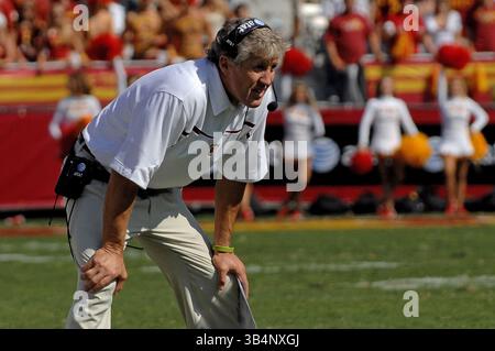 11. Januar 2009: PETE CARROLL unterzeichnet einen Fünfjahresvertrag mit der NFL Seattle Seahawks für 33 Millionen Dollar. ABBILDUNG: 07. Oktober 2006 – Los Angeles, Kalifornien, USA – USC-Cheftrainer PETE CARROLL im Kampf gegen die Washington Huskies im Los Angeles Memorial Coliseum. Die USC Trojaner besiegen die Washington Huskies mit 26:20. (Bild: © Louis Lopez/Cal Sport Media/ZUMApress.com) Stockfoto