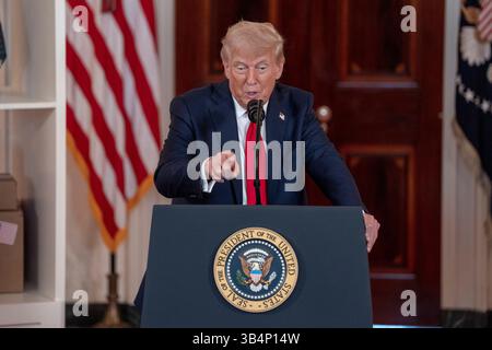 Washington, Usa. April 2025 30. Präsident Donald Trump hält während einer Veranstaltung „Investing in America“ am Mittwoch, den 30. April 2025, im Weißen Haus in Washington, DC, eine Rede. Foto: Ken Cedeno/UPI. Quelle: UPI/Alamy Live News Stockfoto