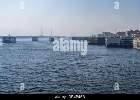 Überfüllter Hafen in Edfu mit Nil-Kreuzfahrtbooten und anderen, die nach Assuan auf dem Fluss in Ägypten fahren Stockfoto