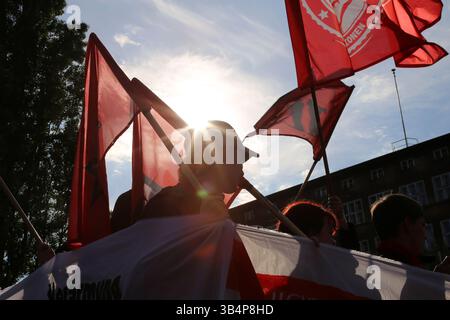 Berlin, Brandenburg, Deutschland. April 2025 30. Die Teilnehmer marschieren während der Demonstration „Gehälter erhöhen, Mieten senken, Frieden schaffen“ im Stadtteil Wedding in Berlin. Die Walpurgis-Nachtdemonstrationen in Berlin sind jährliche Proteste am Abend des April 30, die oft von linken, feministischen und Arbeitergruppen organisiert werden, um soziale und politische Themen zu beleuchten. Während die Walpurgisnacht traditionell mit Lagerfeuern und Folklore den Frühling markiert, ist sie auch in Berlin zu einer Plattform für Aktivismus geworden. Demonstranten nutzen die Gelegenheit, um Forderungen wie bezahlbare Wohnungen, faire Löhne, Geschlechtergleichheit zu äußern Stockfoto