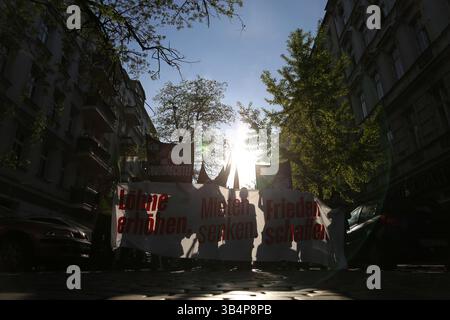 Berlin, Brandenburg, Deutschland. April 2025 30. Die Teilnehmer marschieren während der Demonstration „Gehälter erhöhen, Mieten senken, Frieden schaffen“ im Stadtteil Wedding in Berlin. Die Walpurgis-Nachtdemonstrationen in Berlin sind jährliche Proteste am Abend des April 30, die oft von linken, feministischen und Arbeitergruppen organisiert werden, um soziale und politische Themen zu beleuchten. Während die Walpurgisnacht traditionell mit Lagerfeuern und Folklore den Frühling markiert, ist sie auch in Berlin zu einer Plattform für Aktivismus geworden. Demonstranten nutzen die Gelegenheit, um Forderungen wie bezahlbare Wohnungen, faire Löhne, Geschlechtergleichheit zu äußern Stockfoto