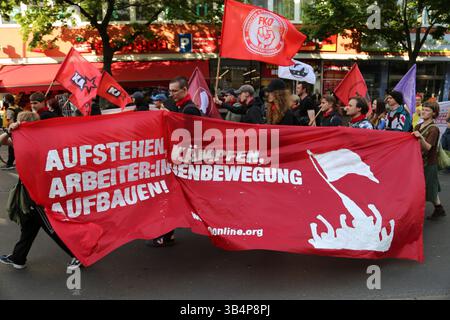 Berlin, Brandenburg, Deutschland. April 2025 30. Die Teilnehmer marschieren während der Demonstration „Gehälter erhöhen, Mieten senken, Frieden schaffen“ im Stadtteil Wedding in Berlin. Die Walpurgis-Nachtdemonstrationen in Berlin sind jährliche Proteste am Abend des April 30, die oft von linken, feministischen und Arbeitergruppen organisiert werden, um soziale und politische Themen zu beleuchten. Während die Walpurgisnacht traditionell mit Lagerfeuern und Folklore den Frühling markiert, ist sie auch in Berlin zu einer Plattform für Aktivismus geworden. Demonstranten nutzen die Gelegenheit, um Forderungen wie bezahlbare Wohnungen, faire Löhne, Geschlechtergleichheit zu äußern Stockfoto