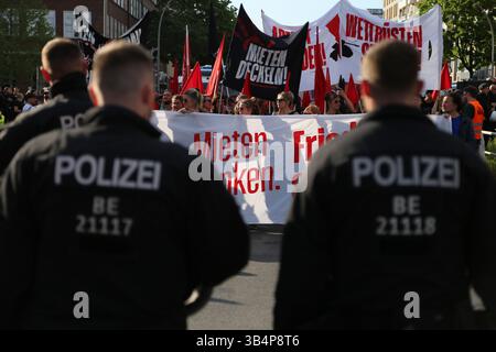 Berlin, Brandenburg, Deutschland. April 2025 30. Die Teilnehmer marschieren während der Demonstration „Gehälter erhöhen, Mieten senken, Frieden schaffen“ im Stadtteil Wedding in Berlin. Die Walpurgis-Nachtdemonstrationen in Berlin sind jährliche Proteste am Abend des April 30, die oft von linken, feministischen und Arbeitergruppen organisiert werden, um soziale und politische Themen zu beleuchten. Während die Walpurgisnacht traditionell mit Lagerfeuern und Folklore den Frühling markiert, ist sie auch in Berlin zu einer Plattform für Aktivismus geworden. Demonstranten nutzen die Gelegenheit, um Forderungen wie bezahlbare Wohnungen, faire Löhne, Geschlechtergleichheit zu äußern Stockfoto