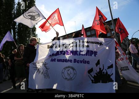 Berlin, Brandenburg, Deutschland. April 2025 30. Die Teilnehmer marschieren während der Demonstration „Gehälter erhöhen, Mieten senken, Frieden schaffen“ im Stadtteil Wedding in Berlin. Die Walpurgis-Nachtdemonstrationen in Berlin sind jährliche Proteste am Abend des April 30, die oft von linken, feministischen und Arbeitergruppen organisiert werden, um soziale und politische Themen zu beleuchten. Während die Walpurgisnacht traditionell mit Lagerfeuern und Folklore den Frühling markiert, ist sie auch in Berlin zu einer Plattform für Aktivismus geworden. Demonstranten nutzen die Gelegenheit, um Forderungen wie bezahlbare Wohnungen, faire Löhne, Geschlechtergleichheit zu äußern Stockfoto