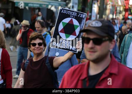 Berlin, Brandenburg, Deutschland. April 2025 30. Eine Frau hält ein Poster mit der Aufschrift „Freies Palästina“ während der Demonstration „Gehälter erhöhen, Mieten senken, Frieden schaffen““ im Stadtteil Wedding in Berlin. Die Walpurgis-Nachtdemonstrationen in Berlin sind jährliche Proteste am Abend des April 30, die oft von linken, feministischen und Arbeitergruppen organisiert werden, um soziale und politische Themen zu beleuchten. Während die Walpurgisnacht traditionell mit Lagerfeuern und Folklore den Frühling markiert, ist sie auch in Berlin zu einer Plattform für Aktivismus geworden. Demonstranten nutzen die Gelegenheit, um Forderungen wie zum Beispiel erschwinglich zu äußern Stockfoto
