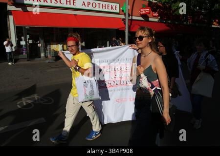 Berlin, Brandenburg, Deutschland. April 2025 30. Die Teilnehmer marschieren während der Demonstration „Gehälter erhöhen, Mieten senken, Frieden schaffen“ im Stadtteil Wedding in Berlin. Die Walpurgis-Nachtdemonstrationen in Berlin sind jährliche Proteste am Abend des April 30, die oft von linken, feministischen und Arbeitergruppen organisiert werden, um soziale und politische Themen zu beleuchten. Während die Walpurgisnacht traditionell mit Lagerfeuern und Folklore den Frühling markiert, ist sie auch in Berlin zu einer Plattform für Aktivismus geworden. Demonstranten nutzen die Gelegenheit, um Forderungen wie bezahlbare Wohnungen, faire Löhne, Geschlechtergleichheit zu äußern Stockfoto