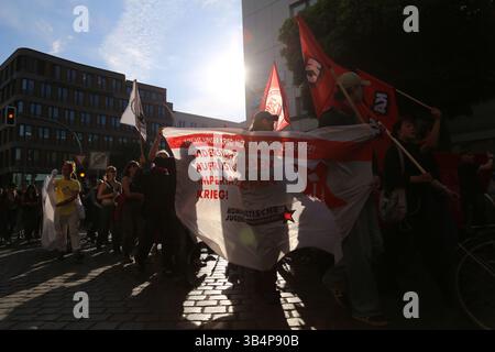 Berlin, Brandenburg, Deutschland. April 2025 30. Die Teilnehmer marschieren während der Demonstration „Gehälter erhöhen, Mieten senken, Frieden schaffen“ im Stadtteil Wedding in Berlin. Die Walpurgis-Nachtdemonstrationen in Berlin sind jährliche Proteste am Abend des April 30, die oft von linken, feministischen und Arbeitergruppen organisiert werden, um soziale und politische Themen zu beleuchten. Während die Walpurgisnacht traditionell mit Lagerfeuern und Folklore den Frühling markiert, ist sie auch in Berlin zu einer Plattform für Aktivismus geworden. Demonstranten nutzen die Gelegenheit, um Forderungen wie bezahlbare Wohnungen, faire Löhne, Geschlechtergleichheit zu äußern Stockfoto