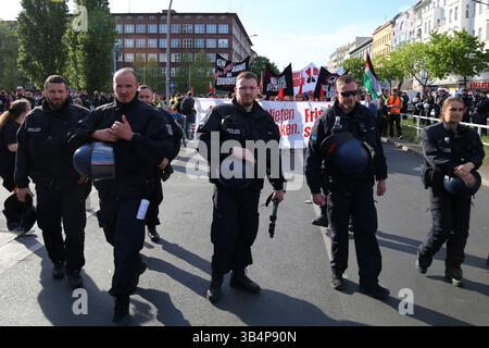 Berlin, Brandenburg, Deutschland. April 2025 30. Polizeibeamte überwachen das Gebiet während der Demonstration „Gehälter erhöhen, Mieten senken, Frieden schaffen“ im Stadtteil Wedding in Berlin. Die Walpurgis-Nachtdemonstrationen in Berlin sind jährliche Proteste am Abend des April 30, die oft von linken, feministischen und Arbeitergruppen organisiert werden, um soziale und politische Themen zu beleuchten. Während die Walpurgisnacht traditionell mit Lagerfeuern und Folklore den Frühling markiert, ist sie auch in Berlin zu einer Plattform für Aktivismus geworden. Demonstranten nutzen die Gelegenheit, um Forderungen wie bezahlbare Wohnungen, faire Wa zu äußern Stockfoto