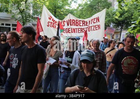 Berlin, Brandenburg, Deutschland. April 2025 30. Die Teilnehmer marschieren während der Demonstration „Gehälter erhöhen, Mieten senken, Frieden schaffen“ im Stadtteil Wedding in Berlin. Die Walpurgis-Nachtdemonstrationen in Berlin sind jährliche Proteste am Abend des April 30, die oft von linken, feministischen und Arbeitergruppen organisiert werden, um soziale und politische Themen zu beleuchten. Während die Walpurgisnacht traditionell mit Lagerfeuern und Folklore den Frühling markiert, ist sie auch in Berlin zu einer Plattform für Aktivismus geworden. Demonstranten nutzen die Gelegenheit, um Forderungen wie bezahlbare Wohnungen, faire Löhne, Geschlechtergleichheit zu äußern Stockfoto