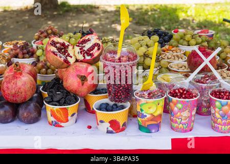 Berat, Albanien. Tassen frisches Obst zum Verkauf in einem Park in Berat. Stockfoto