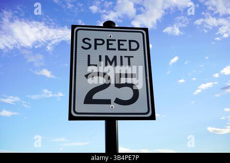 Geschwindigkeitsbegrenzung 25 mph Straßenschilder Straße Stockfoto